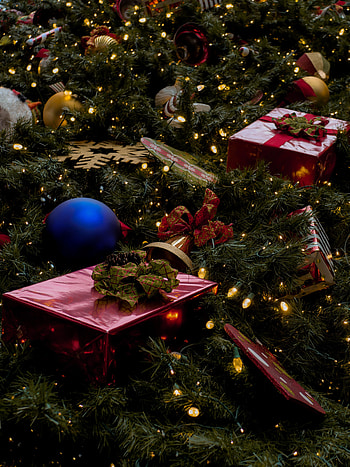 Holidays, New Year, Decorations, Christmas Tree, Garland, Garlands, Presents, Gifts HD phone wallpaper