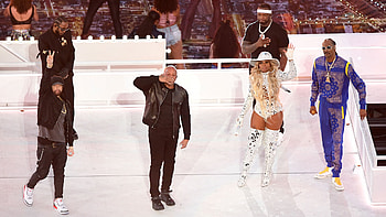 Super Bowl LVI halftime show, Nostalgic performances, Musical extravaganza, Big-time entertainment HD wallpaper