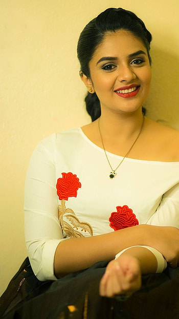 Sreemukhi, telugu actress, model HD phone wallpaper