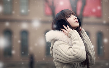 Beautiful Asian Girl in Snow Fall HD wallpaper