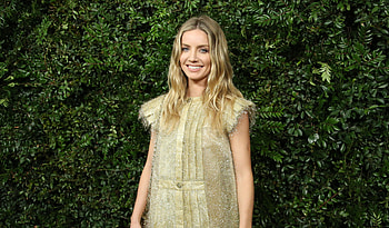 Annabelle Wallis, golden dress, smile HD wallpaper