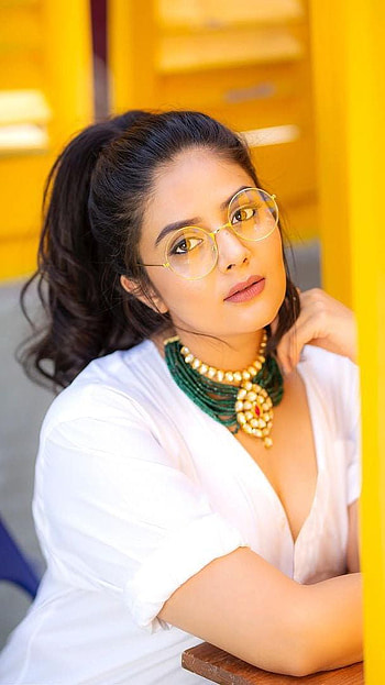 Sreemukhi, telugu actress anchor, gorgeous HD phone wallpaper