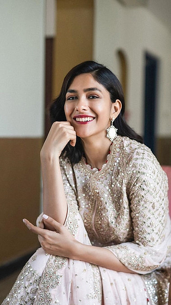 Mrunal Thakur, Bollywood, Heroine, Mrunal HD phone wallpaper