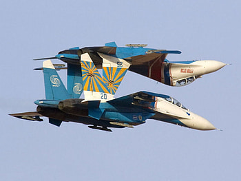 dare devils, flying high, perfect pair, upside down HD wallpaper