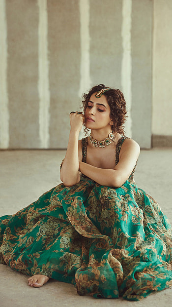 Sanya Malhotra, bollywood actress, model HD phone wallpaper