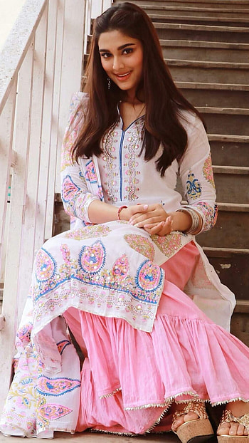 Saiee Manjrekar, Beautiful Actress HD phone wallpaper