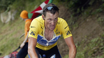 Lance Armstrong, Iconic ascent, Cycling triumph, Memorable race HD wallpaper