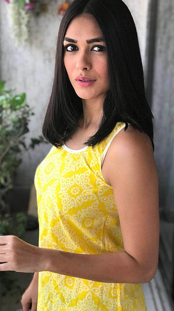 Mrunal Thakur, Bollywood, Actress Mrunal HD phone wallpaper
