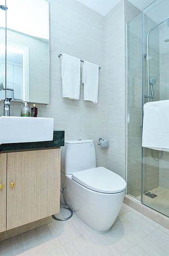 A sleek and clean modern bathroom featuring a shower, toilet, and sink. HD phone wallpaper