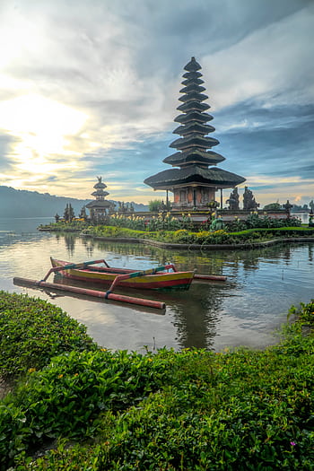 Scenic view of Ulun Danu Beratan Temple with boats on Bratan Lake, Bali at dawn. HD phone wallpaper