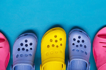 Crocs, Comeback trend, Fashion revival, Comfort and style HD wallpaper