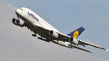 Lufthansa, Low fares, Aviation industry, Financial challenges HD wallpaper
