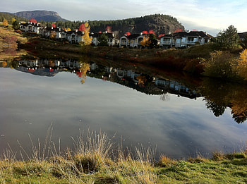 Pond reflections, golf, grass, maples, houses, reflections, mountain, , ponds, red, autumn, waters, calm, fairway HD wallpaper