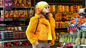 Only Murders in the Building, Netflix series, Mabel's shearling coat, Suspenseful plot HD wallpaper