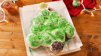 Cinnamon roll, Christmas tree recipe, Festive treat, Holiday baking HD wallpaper