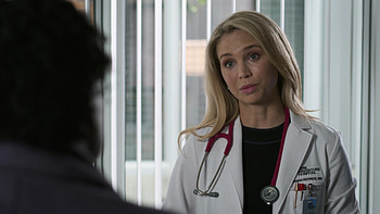 Fiona Gubelmann as Dr. Morgan Reznick, The Good Doctor, Littmann Stethoscope, Frontline Part 1 HD wallpaper