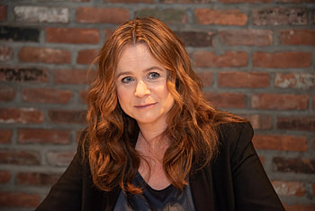 Emily Watson, Compelling characters, Range of roles, Critically acclaimed actress HD wallpaper