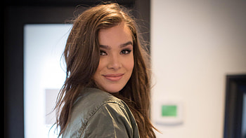 Hailee Steinfeld Cute Smile New, hailee-steinfeld, celebrities, girls, music HD wallpaper