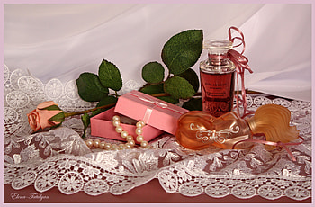 still life, graphy, necklace, lace, gift, nice, rose, flower, pearls, , perfume, gracefully, elegantly, beautiful, gently, box, cool, harmony HD wallpaper