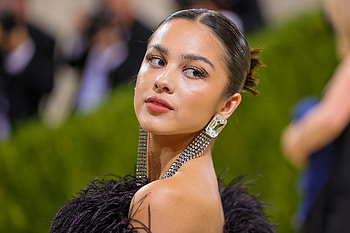 2021 Met Gala, Olivia Rodrigo HD wallpaper