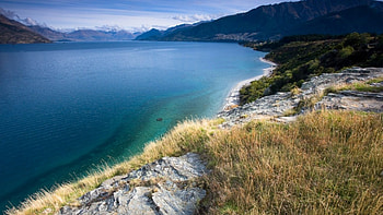 lake at queenstown new zealand, shore, mountains, town, lake HD wallpaper