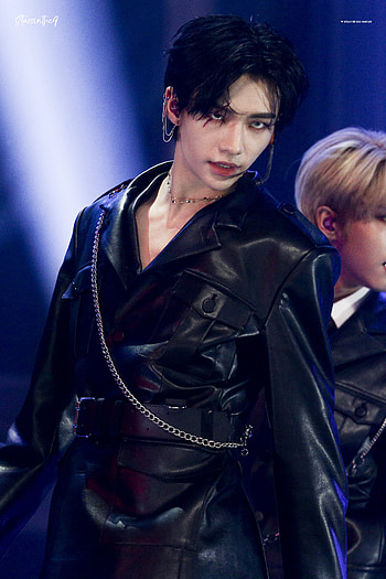 hyunjin on stage, kpop, stray kids HD phone wallpaper